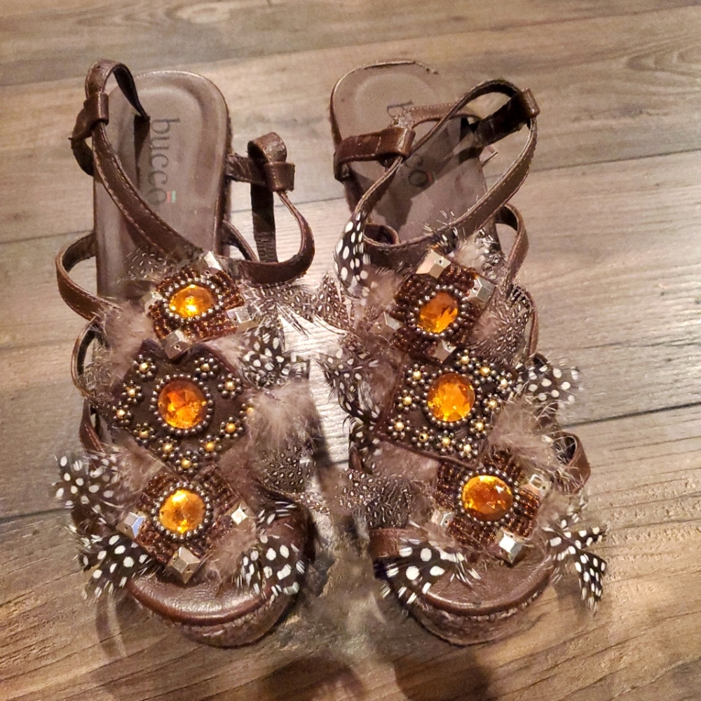 Euc BUCCO CAPENSIS. 8. Open Cage Style FEATHERS GEMS Brown PLATFORM WEDGE Sandal